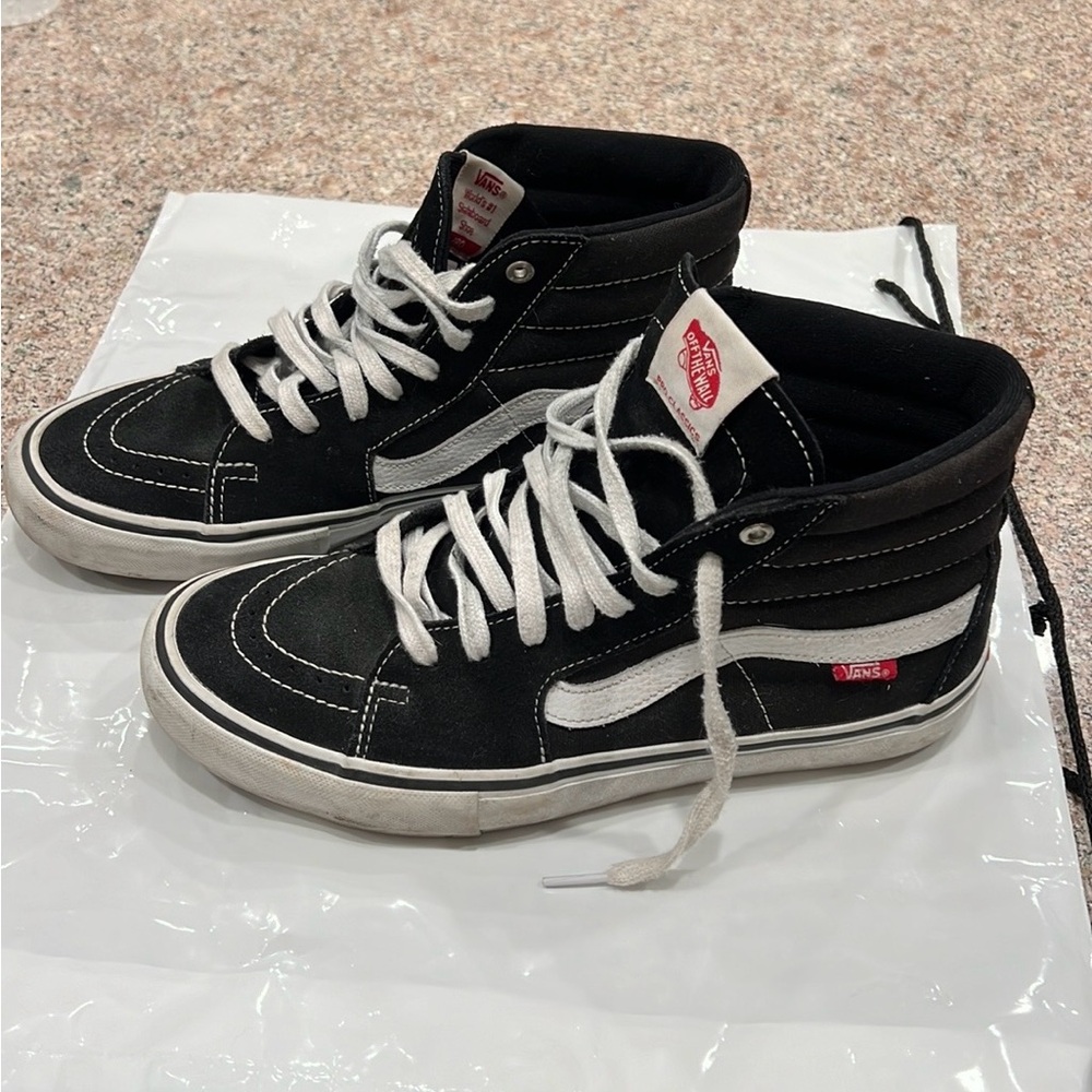 Vans Men’s Black Suede High Top Sneakers. Size 9